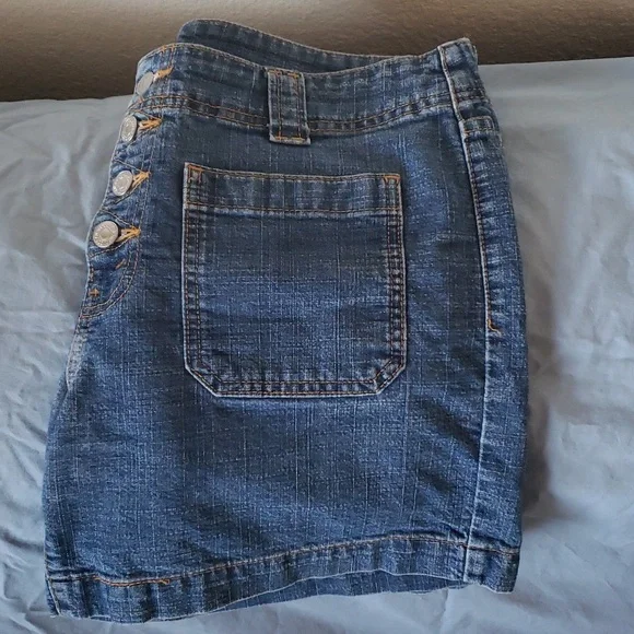 Levi's Denim jeans shorts size 12 color blue. - Picture 6 of 6